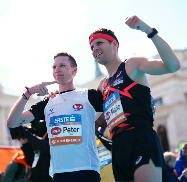 Peter Herzog und Mario Bauernfeind im Ziel des Wien-Marathon. | Foto: EVA MANHART / APA / picturedesk.com