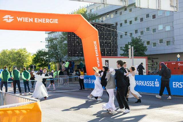 Walzer tanzen darf beim Wien-Marathon nicht fehlen! | Foto: René Brunhölzl/RMW