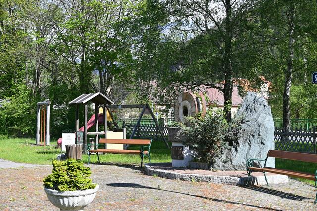 Platz mit Denkmal und Spielplatz in Hirschwang