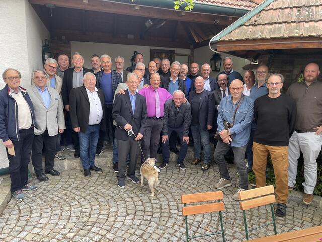 Mannschaftsfoto: Der "bunte Hund" ist der Jubilar Peter Sheldon.