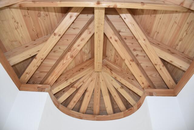 Die neue Kapelle in Panholz 5 der Familie Kranzl, mit Blick auf Grein. | Foto: Robert Zinterhof