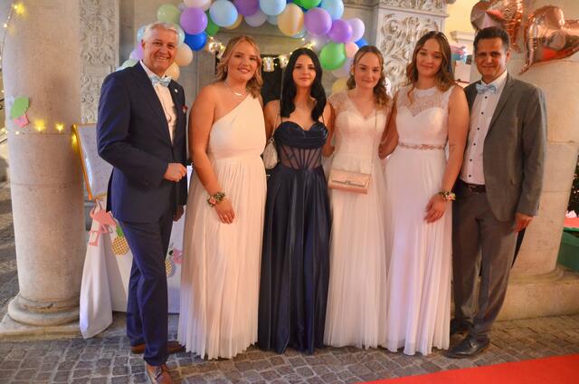 Direktor Adi Lackner und Ballorganisator Wolfgang Lichtner rahmen Denise Steiner, Leonie Eder, Julia Ruß und Valentina Rauter ein