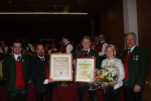Kapellmeister Andre Platzer, Bezirkskapellmeister Stefan Matt, Geehrter Hans Peter Wechner (40 Jahre, Ernennung zum Ehrenmitglied) mit seiner Frau Bianca sowie MK-Obmann Thomas Petter.  | Foto: Elisabeth Zangerl