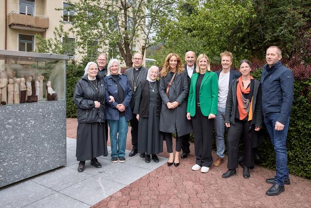 Zum Abschluss des Jubiläumsjahres wurde ein Monument der Künstlerin Gaby Kretz in Gedenken an die 69 ermordeten Menschen mit Behinderung aus dem St. Josefsinstitut in der NS-Zeit enthüllt und vorgestellt. v.l.n.r. Maria Gerlinde Kätzler, Generaloberin Barmh. Schwestern Zams; Christian Margreiter, BGM Hall; Gaby Kretz, Künstlerin; Bischof Hermann Glettler; Maria Magna Rodler, Oberin und Führungskreis Netzwerk St. Josef; Eva Pawlata, Landesrätin für Soziales, Inklusion und Frauen; Bernhard Guggenbichler, Geschäftsführer Soziale Einrichtungen; Daniela Kampfl, BGM Mils; Peter Stocker, BScN, Leitung Netzwerk St. Josef Ost, Führungskreis; Veronika Mair, Leitung Netzwerk St. Josef West, Führungskreis; Wolfgang Tripp, Geschäftsführer Soziale Einrichtungen.
 | Foto: SE Barm.Schw.Zams/ Christoph Nösig
