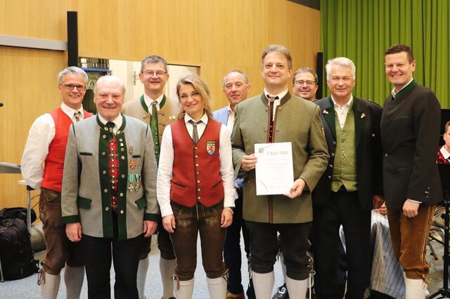 Marlies Krois von der Marktmusik Hausmannstätten mit Juroren, Bezirksobmann Walter Kohlfürst (li) und Bgm. Patrick Dorner (re) | Foto: Edith Ertl