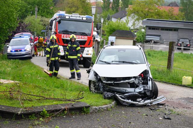 Der Pkw wurde schwer beschädigt, sein Lenker verletzt. | Foto: TEAM FOTOKERSCHI.AT / WERNER KERSCHBAUMMAYR