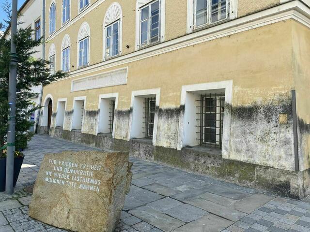 Adolf Hitlers Geburtshaus wird immer noch von Neonazis besucht. | Foto: BRS/Höflsauer