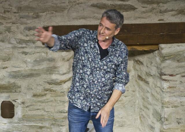 Kabarettist Christof Spörk mit "Eiertanz" auf der Suche nach Glück und Herausforderung des modernen Lebens. 