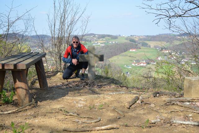 Rolf Majcen beim Gipfelkreuz am Stoagupf in Grieselstein.  | Foto: Rolf Majcen