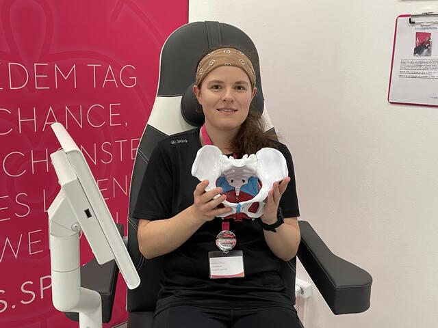 Verena Fasser informiert über Beckenbodentraining.  | Foto: Marlene Trenker