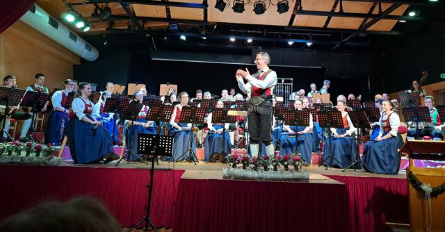 Applaus von Kapellmeister Hannes Langreiter für seine Musikantinnen und Musikanten 