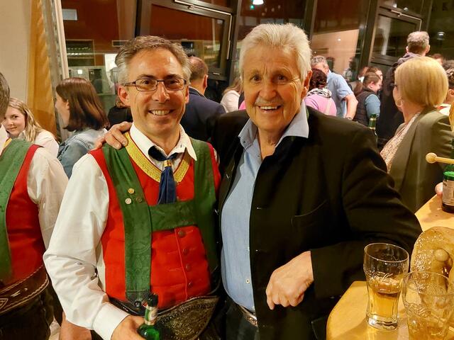 Kapellmeister Hannes Langreiter freute sich über die Gratulationen von Ehrenbürger Ernst Schwaiger 