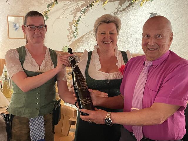 Auch die Wirtsleut` gratulierten.