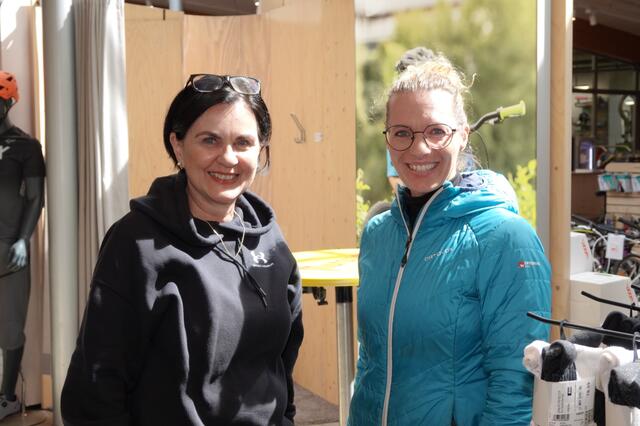 Auch Chefin Maria Pintar (l.) hatte angesichts der gelungenen Hausmesse gut lachen. | Foto: Michael Blinzer