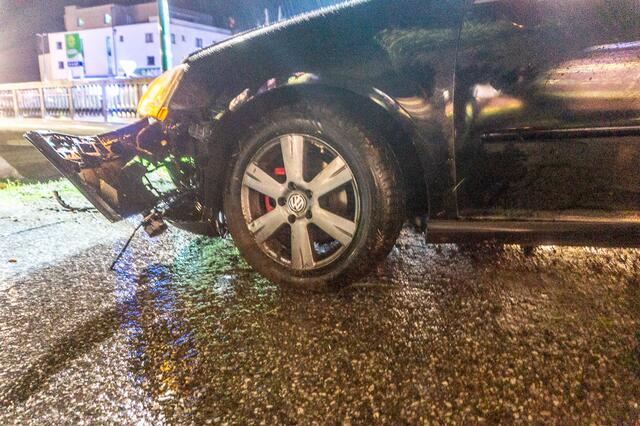 Das Fahrzeug wurde bei dem Unfall stark beschädigt. | Foto: Freiwillige Feuerwehr Annaberg-Lungötz