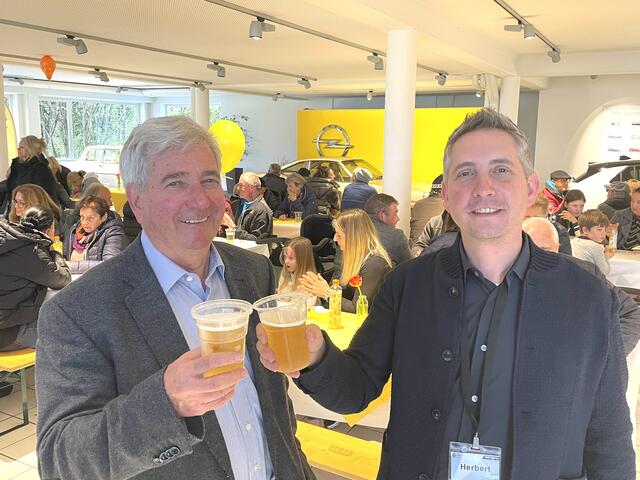 Ein Prost auf das Jubiläum: Herbert Sparer Senior und Junior. | Foto: Kogler