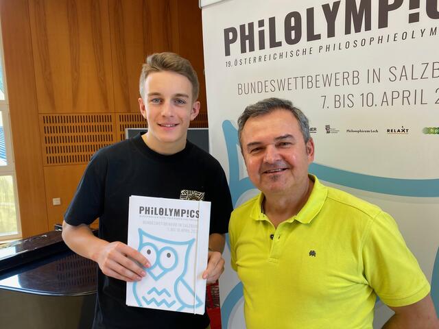 Elias Fasching und Manfred Leirer bei der Preisverleihung der 19. Philosophie-Olympiade in Salzburg. | Foto: BRG OP