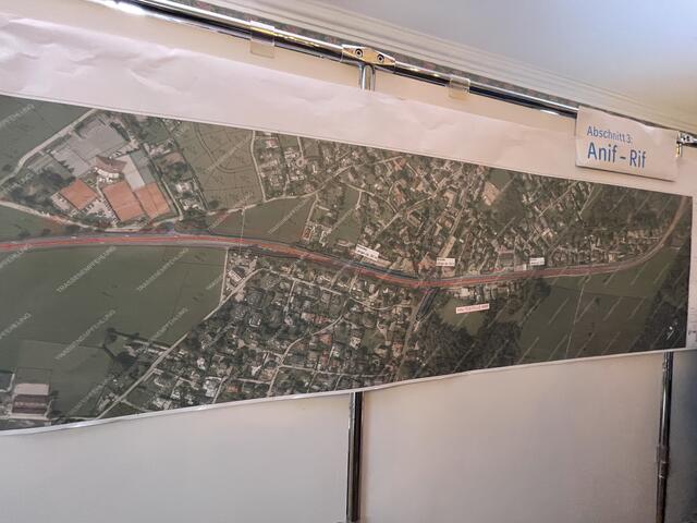 Ein Plakat zum Abschnitt Anif bis Rif. | Foto: Emanuel Hasenauer