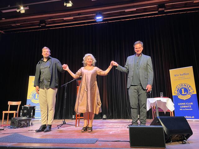 Großartig: Brigitte Karner mit Sohn Kaspar Simonischek (li) und Musiker Edgar Unterkirchner (re)