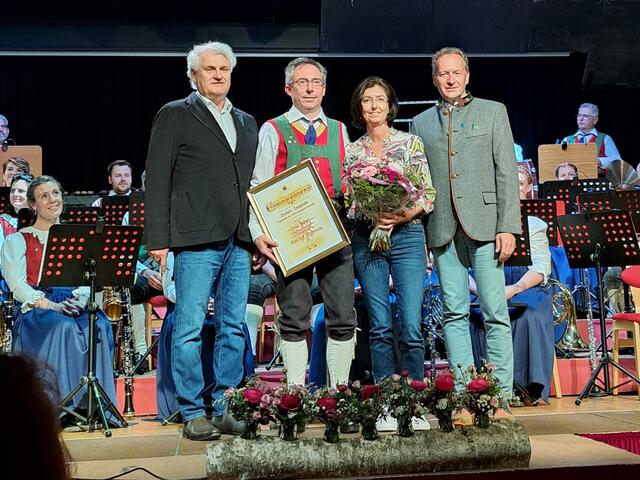 Bgm. Gerhard Obermüller, der geehrte Kapellmeister Hannes Langreiter mit seiner Barbara und Vize-Bgm. Robert Jong