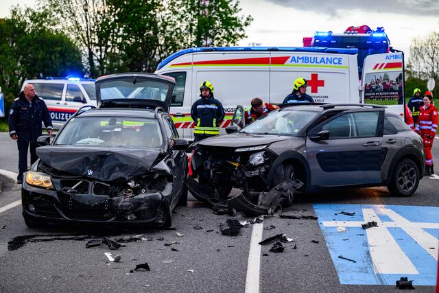 Zwei Fahrzeuge kollidierten gestern kurz vor 19.30 Uhr, was ein Großaufgebot an Einsatzkräften zur Unfallstelle zog. | Foto: TEAM FOTOKERSCHI.AT / WERNER KERSCHBAUMMAYR