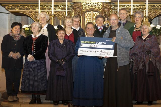 Übergabe der Spende: Obfrau Angelika Gerner und Pater Severin Piksa mit Goldhaubenfrauen und Vertretern der Pfarrgemeinde. | Foto: Herbert Fink