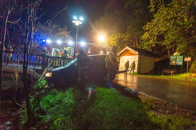 Die Einsatzkräfte der Feuerwehr sperrten die Einsatzstelle ab, errichteten den Brandschutz und bauten die Beleuchtung auf, bevor das Fahrzeug mittels einer Vorbauseilwinde aus der Lammer geborgen wurde. | Foto: Freiwillige Feuerwehr Annaberg-Lungötz