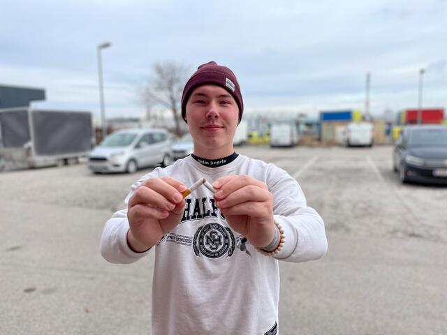 Timo Steiner raucht nicht, konsumiert aber Snus. Er hofft, irgendwann davon wegzukommen. | Foto: Tanja Handlfinger