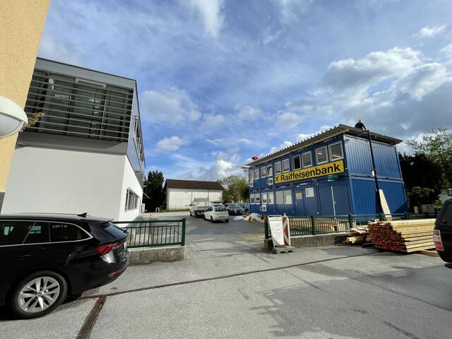 Die Bauarbeiten in Oberalm werfen ihren Schatten voraus. Derzeit wird die Containerbank errichtet. | Foto: Martin Schöndorfer, 2024