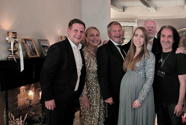 Foto: Andreas Seeburger: (v.li.n.re.) Ingo und Renate Wrann, Peter Fleck sowie Katharina und Jakob vom Hotel Bergkristall Lech, übergaben im Rahmen des 50-jährigen Hoteljubiläums 10.000 Euro an Tischlein deck dich, das von Joe Fritsche vertreten wurde.