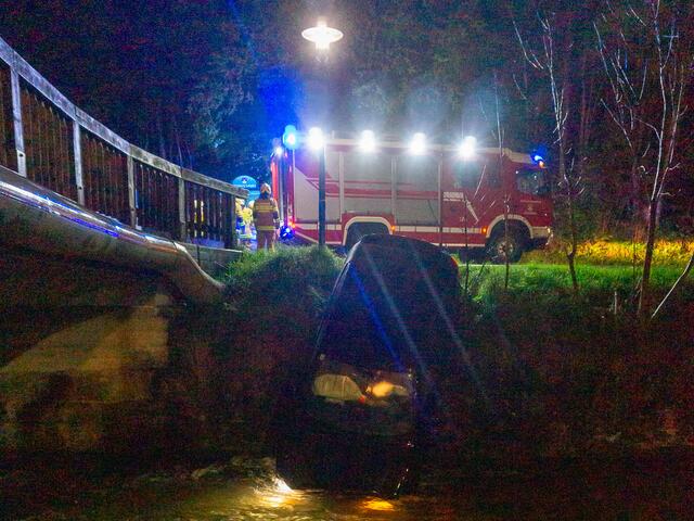 Die Freiwillige Feuerwehr Annaberg wurde am Samstag um 02.43 Uhr zu einer Fahrzeugbergung auf der B166 neben der Hefenscherbrücke (Lederingbrücke) alarmiert. | Foto: Freiwillige Feuerwehr Annaberg-Lungötz