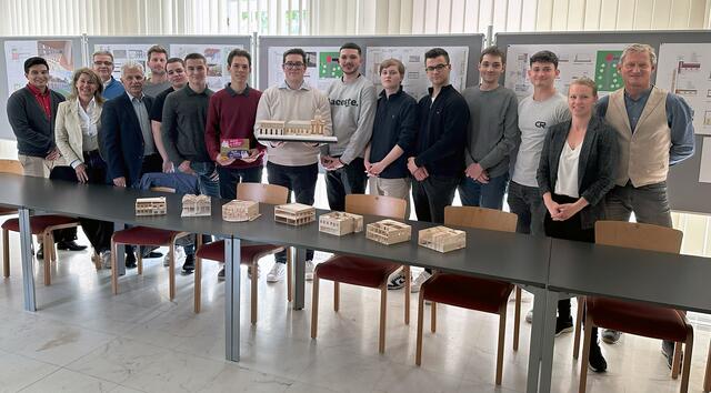 Gruppenfoto bei der Präsentation der Projekte mit den beteiligten HTL-Schülern, den Gewinnern Johannes Reichel und Xavier Zamrini (Mitte mit Modell und Kultur-Gutschein in der Hand), den Professoren Bernhard Holletschek und Astrid Hadamofsky. Bürgermeister Johann Zeiner, Bauamtsleiter Christian Stocek, seiner Stellvertreterin Johanna Killian, Bauamts-Mitarbeiter Hermann Pum und Liegenschaftsverwalter Jürgen Tiefnig. | Foto: Marktgemeinde Maria Enzersdorf