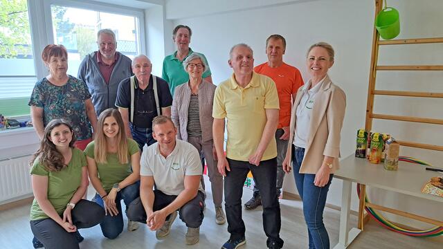 Der Pinzgau hat den Feier-Auftakt gebildet. Im Bild das
Therapie-Team Julia Mitterer, Verena Ehlers und Marc Dinter mit Bereichsleiterin Melanie
Benzinger, (vorne v.l) mit Besucherinnen und Besuchern. Nicht im Bild: Simone Zirngast. | Foto: Avos