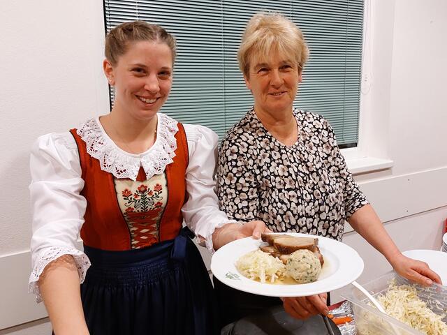 Ina und Sylvia Leitner verpflegten die Musikkapelle Erpfendorf nach den erfolgreichen Konzertabenden