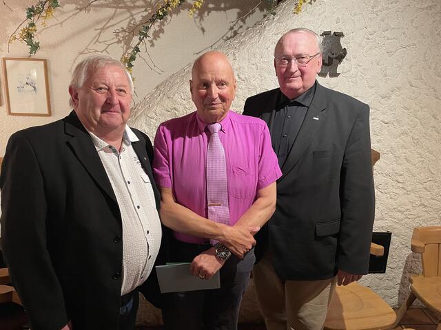 Peter Sheldon mit seinen Gästen aus dem Fußballlager Franz Hummer und Johann Gartner.