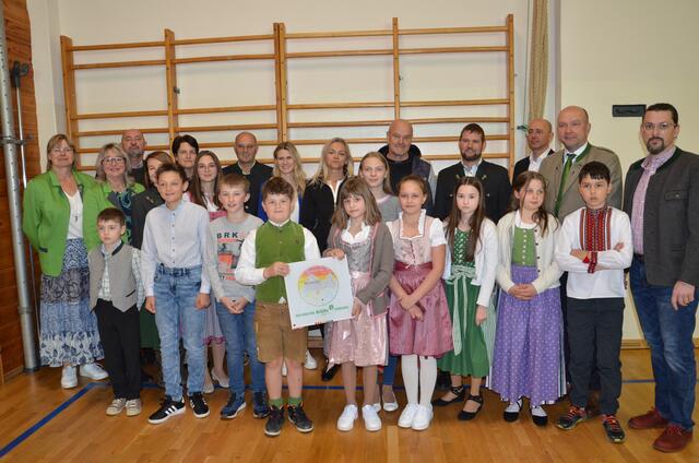 Der Gaaler Kindergemeinderat mit den Ehrengästen nach der Angelobung. | Foto: Gertrude Oblak