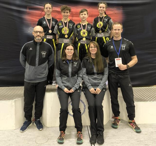 Die erfolgreichen Nachwuchskickboxer:innen mit ihrem Trainerteam aus Wies | Foto: Kurt Knappitsch