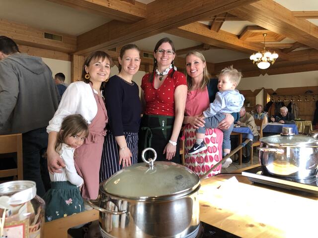 Köchinnen bei der Fastensuppenaktion. | Foto: Pfarre Ollern/Franz Weber