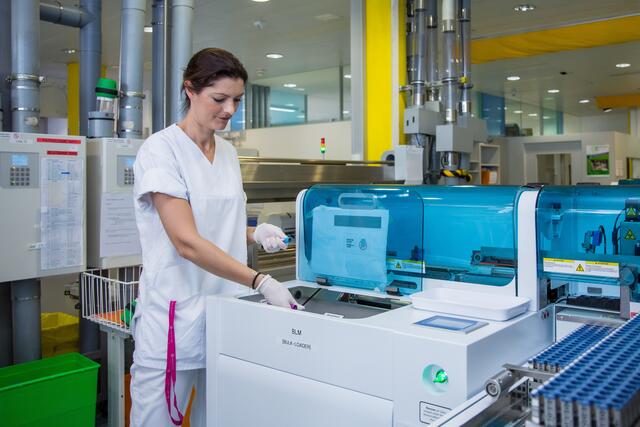 Vom neuen System sollen u.a. die rund 550 Mitarbeiterinnen und Mitarbeiter im Labor profitieren.  | Foto: LKH-Univ. Klinikum Graz/Simon Möstl