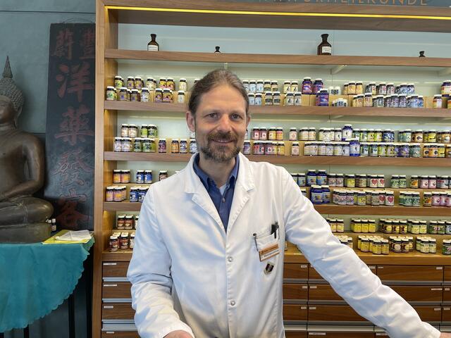 Apotheker der Wienerwald Apotheke in Neulengbach René Weissensteiner | Foto: Bettina Korotvicka