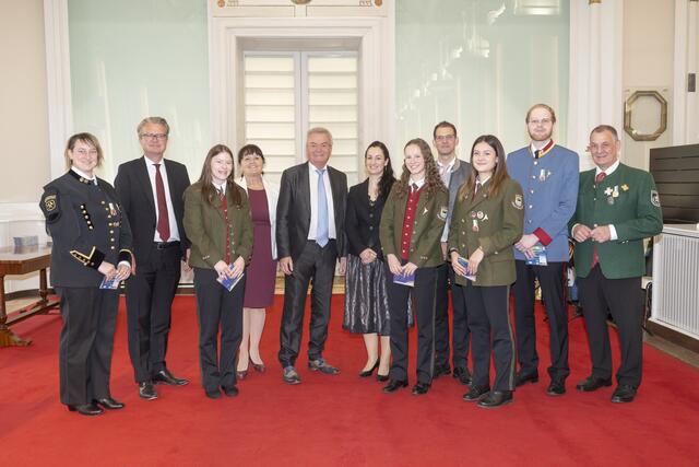Träger der Leistungsabzeichen in Gold aus dem Musikbezirk Voitsberg mit LH Christopher Drexler, Manuela Khom, LH-Stv. Anton Lang, Sabrina Csrnko, Peter Mayerhofer und Erich Riegler | Foto: Land Steiermark/Fischer