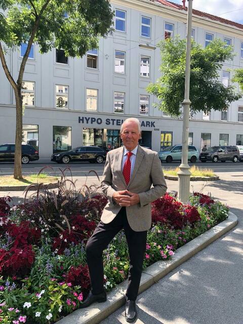 Helmut Majcen, Hypo-General außer Dienst vor "seinem" Bankhaus | Foto: privat