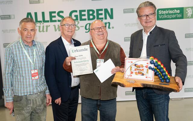 Turnierleiter Franz Reithofer, Landesgeschäftsführer Detlev Eisel-Eiselsberg, Gewinner Franz Billek und LH Christopher Drexler.  | Foto: STVP