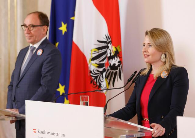 Während Frauenministerin Susanne Raab (ÖVP) auf eine Automatik beim Pensionssplitting drängt, pocht der Sozialminister Johannes Rauch (Grüne) auf ein großes Paket gegen Altersarmut. (Archivbild) | Foto: BKA/Aigner