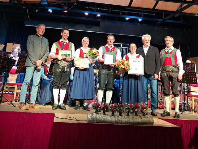 Vize-Bgm. Robert Jong, die Geehrten Florian Leitner, Tamara Millinger, Patrick Leitner und Barbara Zaß, Bgm. Gerhard Obermüller und Kapellmeister Hannes Langreiter 