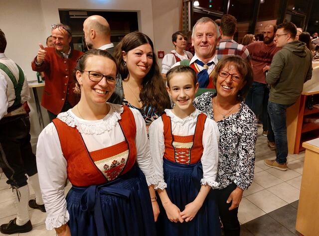 Die junge Klarinettistin Franziska Zaß nach ihrem ersten Frühjahrskonzert inmitten ihrer Familie