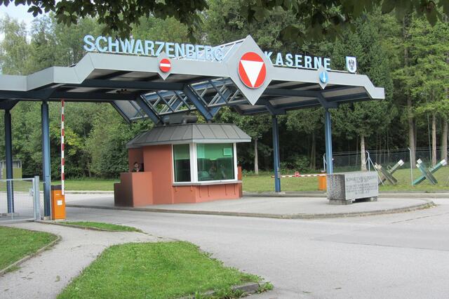 Die Einfahrt der Schwarzenberg-Kaserne in Salzburg. | Foto: Johann Machowetz
