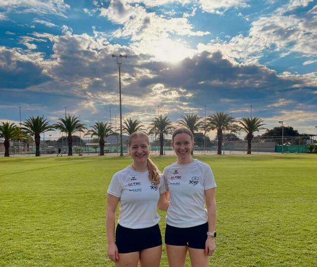Magdalena Bauer und Tanja Gahleitner am Sportplatz in Windhoek.

  | Foto: Magdalena Bauer