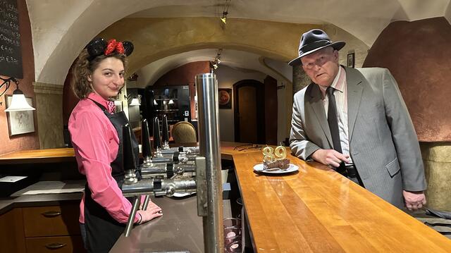 Szenenausschnitt: Regisseur und Darsteller Hermann Weiskopf Hermann Weiskopf mit Schauspieltalent Marlene Markt aus Axams. | Foto: AVG Produktion