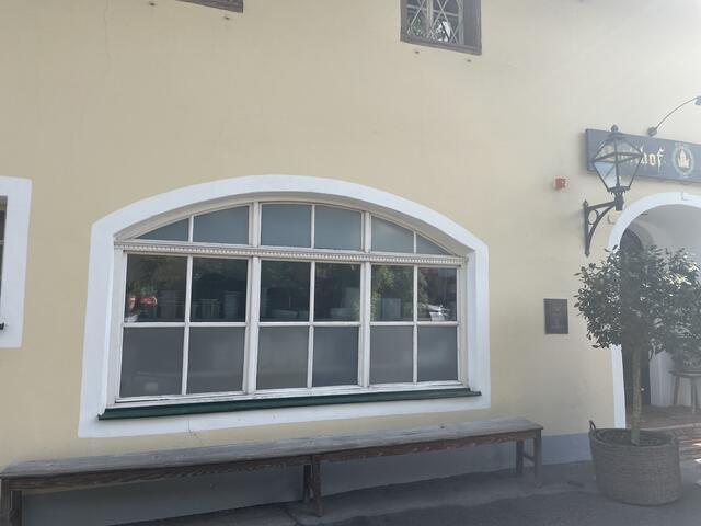 Die Plakatausstellung fand im Schlosswirt in Anif statt. | Foto: Emanuel Hasenauer